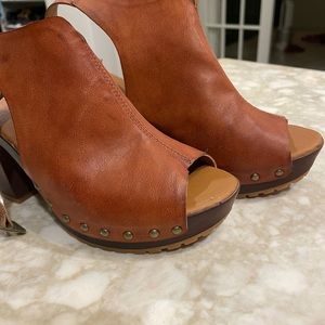 Korks- super comfortable and never worn. Brand new condition